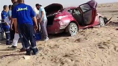 إصابة سيدة وسائق في حادث انقلاب سيارة ملاكي على صحراوي قنا