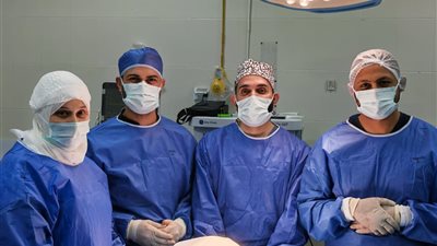 جراحة دقيقة لعلاج ناسور جلدي بالوجه وإزالة عدوى مزمنة بمستشفى شربين المركزي