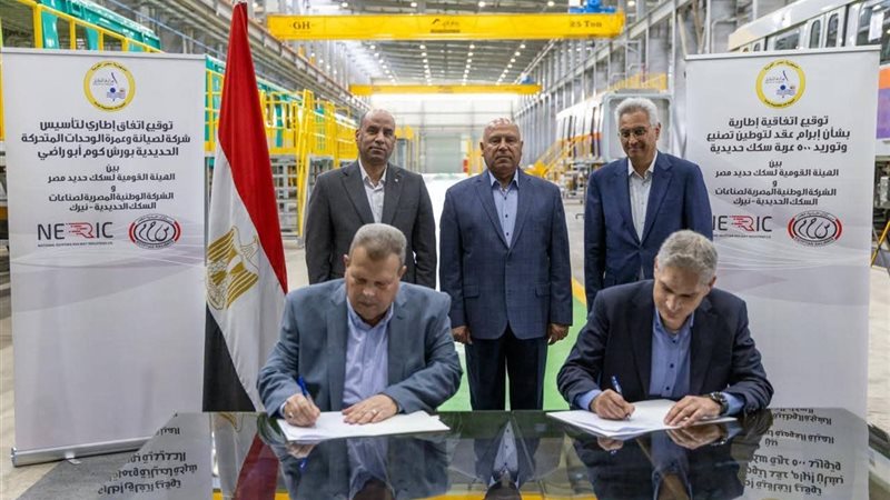 جانب من التوقيع 