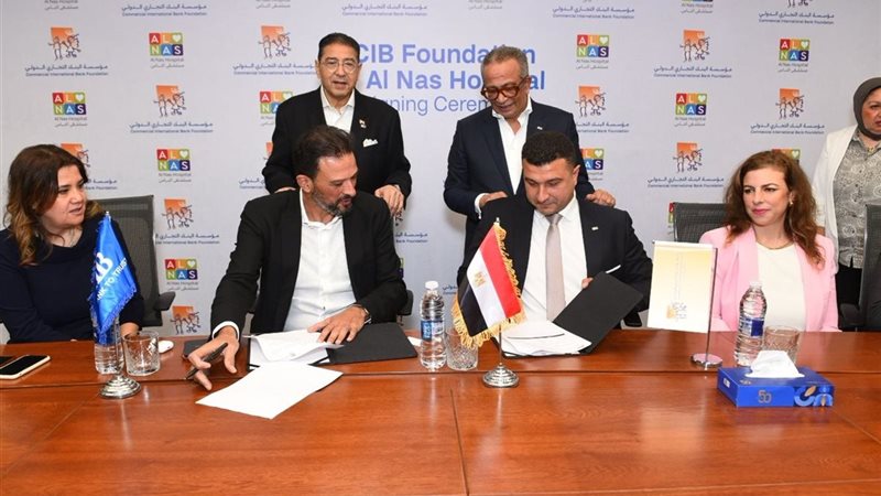 جانب من التوقيع 