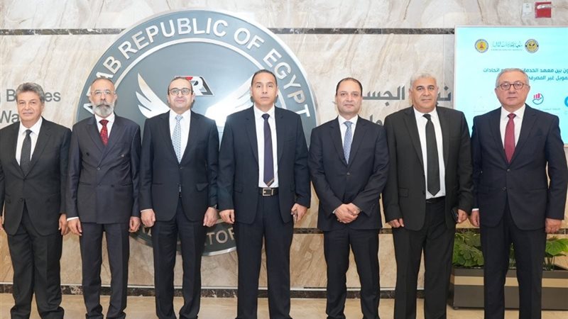 جانب من التوقيع 