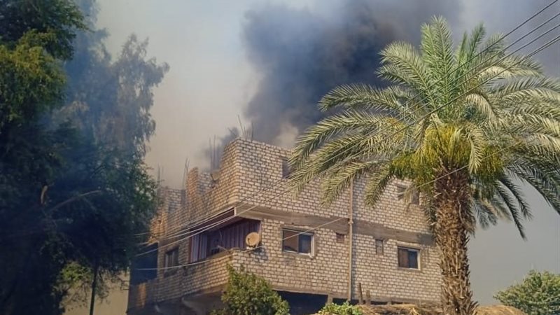 حريق داخل 5 منازل