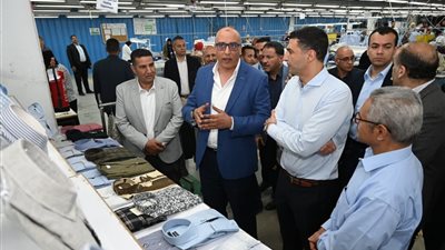 وزير الصناعة يتفقد مجمعًا للأسمنت ومصنعين للملابس والصناعات الغذائية ببنى سويف والمنيا 