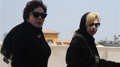فيفي عبده وهالة سرحان أول الحضور.. نجوم الوسط الفني يودعون هاني شاكر 
