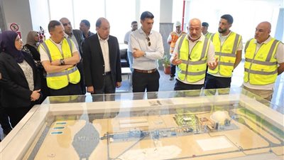 وزير الصناعة ومحافظ المنيا يتفقدان أكبر صرح لإنتاج السكر بمصر