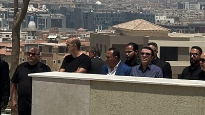 مصطفى كامل في استقبال جثــمان هاني شاكر لحظة وصوله لمسجد أبو شقة  (فيديو)