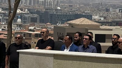 مصطفى كامل يحتوي الجميع خلال تشييع جثمان صديق عمره هاني شاكر (فيديو)