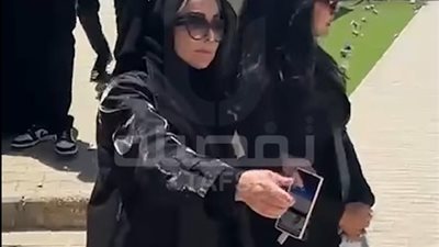 ظهور نادر للفنانة شهيرة بالحجاب خلال تشييع جثمان هاني شاكر من مسجد أبو شقة (فيديو)