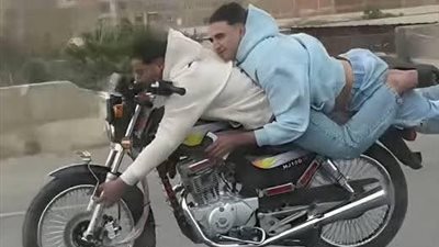 القيادة المتهورة تحصد الأرواح.. سباقات الموت تخطف شباب الفيوم