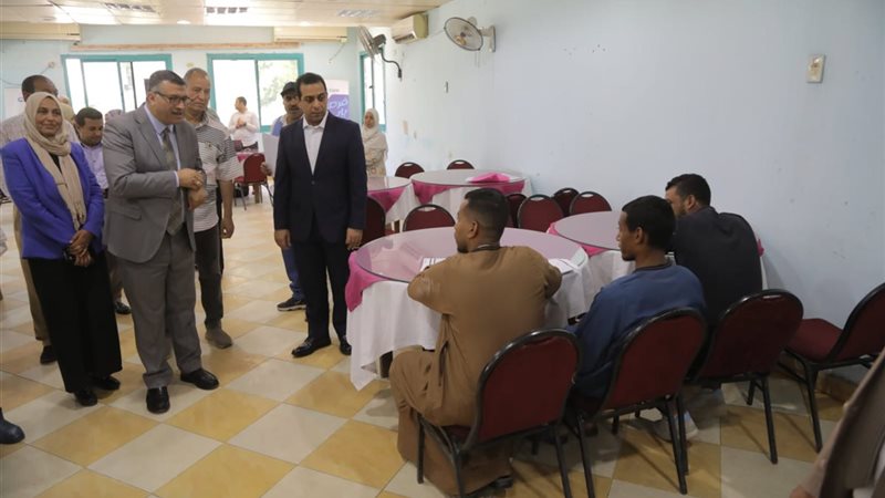 محافظ قنا يشارك في