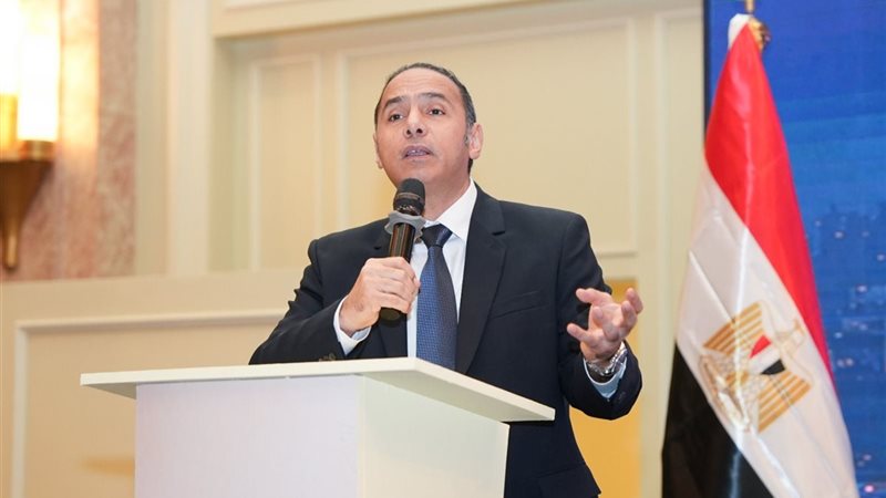 الدكتور إسلام عزام،