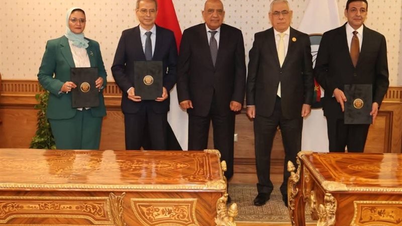 جانب من التوقيع 
