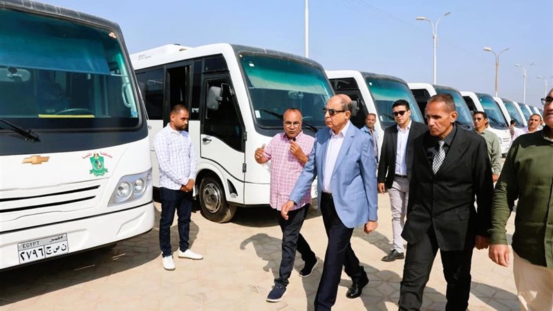 محافظ المنيا يشهد اصطفاف 73 أتوبيسًا أمام المتحف الأتوني
