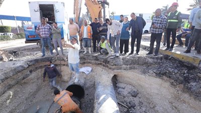 إصلاح كسر مفاجئ بخط مياه رئيسي مغذي للدخيلة والعجمي غرب الإسكندرية 