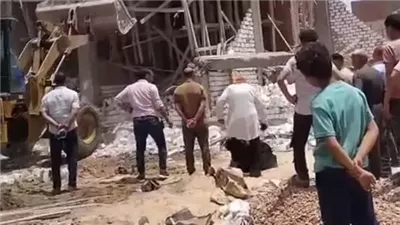لعدم إزالة منزلها.. سيدة تنحني وتُقبل قدم رئيسة مركز ومدينة بني مزار بالمنيا