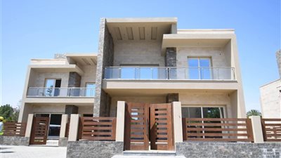 وزيرة الإسكان تتفقد تطوير مارينا 1 و2 ونفق الربط بين البحيرات الشمالية والجنوبية