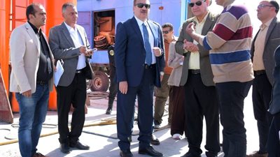 لقرب افتتاحه.. محافظ بورسعيد  أعمال إنشاء كوبري النصر العائم الجديد