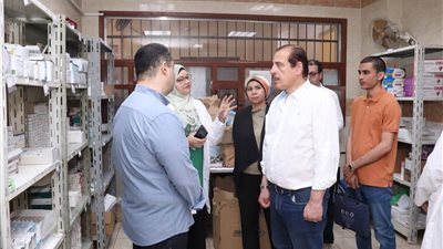 مكافآت مالية وتحويل المقصرين للتحقيق.. نائب وزير الصحة يتفقد المنشآت الطبية بقنا 
