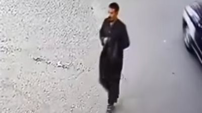 كاميرات المسجد تكشف لحظة سرقة حقيبة طالب أثناء أداء صلاة المغرب بسوهاج 