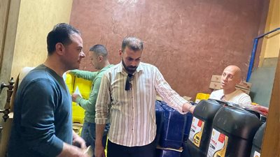 ضبط 4 أطنان زيوت سيارات وشحوم مجهولة المصدر في الإسكندرية 