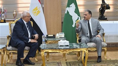 محافظ الشرقية يلتقي نائب رئيس البنك الزراعي لتسليم كوبونات سلع غذائية للأسر الأولى بالرعاية
