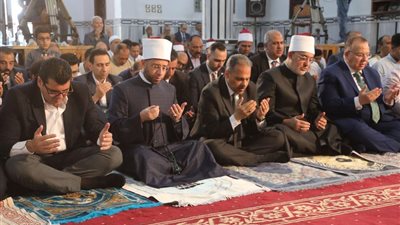 احتفالًا بذكرى ميلاده.. وزير الأوقاف يؤدي صلاة الجمعة بمسجد الدكتور عبد الحليم محمود بالشرقية