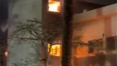 بالصور.. اندلاع حريق هائل داخل شركة طباعة بأبو النمرس