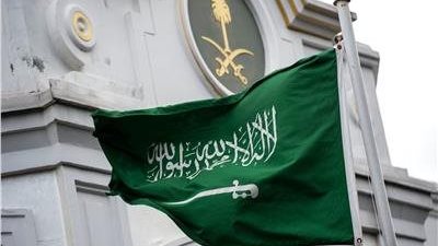السعودية تحذر المخالفين: غرامة 50 ألف ريال والسجن والترحيل للمتأخرين عن المغادرة