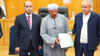 فرص عمل جديدة في الأقصر.. وزير العمل يسلم عقودًا للشباب وذوي الهمم