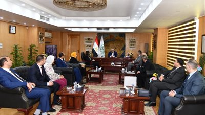 محافظ الفيوم يبحث مع وفد البنك الزراعي المصري دعم الأسر الأولى بالرعاية