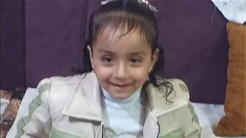 الطفلة
