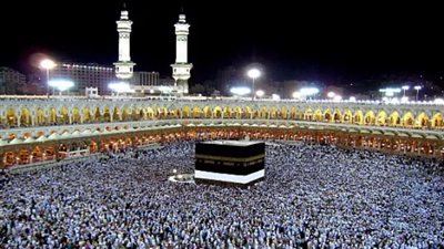 الإفتاء تحسم الجدل: هل يجوز للمحرم المعاق ارتداء الحذاء الطبي في الحج؟