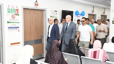 رئيس جامعة قناة السويس يتفقد مركز الأورام والطب النووي