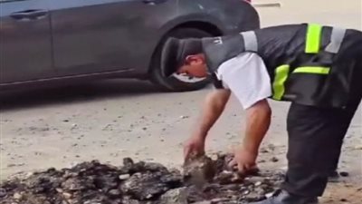 شهامة في الشارع… مساعد شرطة بالشرقية يزيل حجارة من الطريق العام لحماية المواطنين