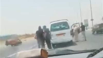 بالشبشب.. سائق ميكروباص يهين مسنا بالفيوم أمام الركاب