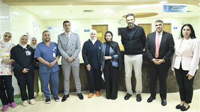 وزير الصناعة يتفقد مستشفى «الناس» ويشيد بتقديم رعاية مجانية بتكنولوجيا متقدمة
