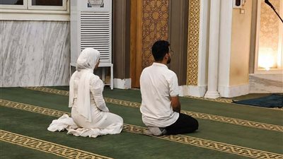 الكل في بيت الله آمن| بدأت بالصلاة.. كواليس ليلة زفاف استثنائية لـ«عروسين» بالمسجد