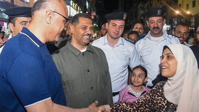 محافظ الإسكندرية لـ الباعة الجائلين: توفير باكيات حضارية للقضاء على العشوائية