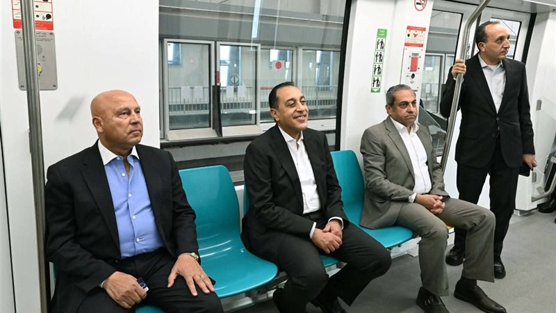 رئيس الوزراء يتفقد 