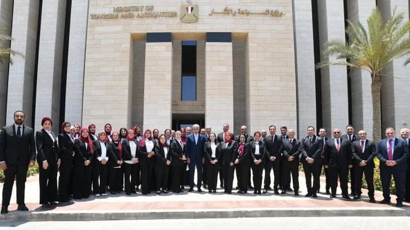 النسخة الأولى من البرنامج المتقدم في القيادة التنفيذية