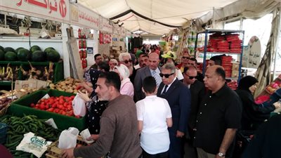 محافظ الدقهلية يتفقد المعرض الدائم للسلع الغذائية بحي شرق المنصورة