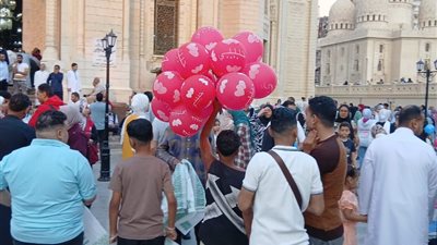 احتفال المصلين بالبالونات والزينة بساحة مسجد أبو العباس فى الإسكندرية 