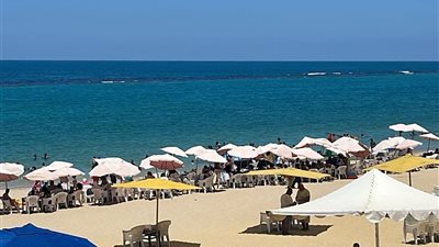 شواطئ الإسكندرية تشهد توافدًا كبيرًا للمواطنين أول أيام عيد الأضحى