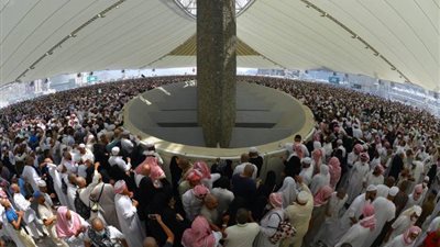 أول أيام التشريق.. الحجاج يرمون الجمرات ويحيون يوم القر بالتكبير والدعاء