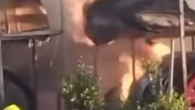 الدفع بسيارات إطفاء للسيطرة على حريق هائل بمخزن قطع غيار بالدقهلية