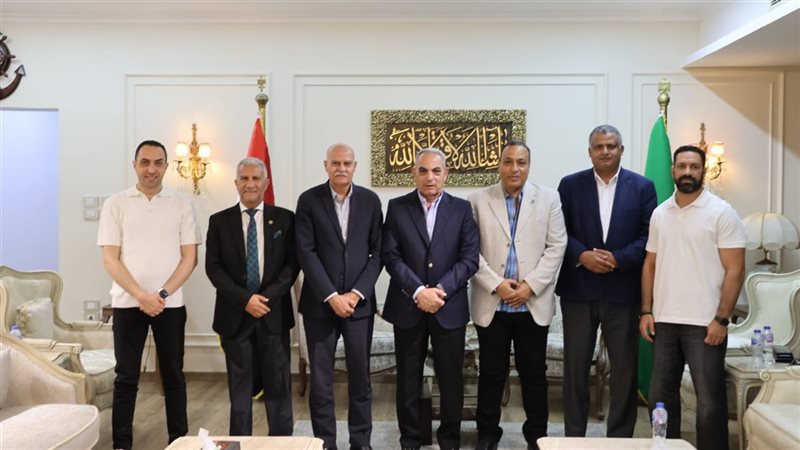 لقاء اللجنة مع محافظ