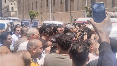 في مشهد مؤثر.. نجوم المهرجانات يودعون والد حمو بيكا بمقابر العمود
