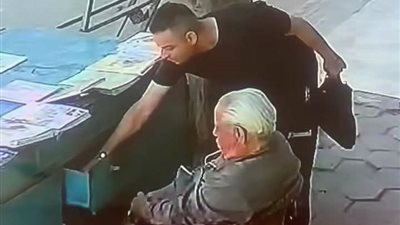 بعد انتشار صوره.. القبض على المتهم بسرقة بائع الجرائد المسن في حلوان