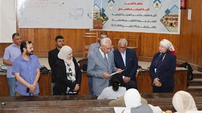 من داخل اللجان.. رئيس جامعة المنيا يتابع انتظام امتحانات 4 كليات
