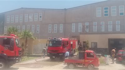 اندلاع حريق داخل مصنع صاج بالشرقية والحماية المدنية تدفع بسيارات الإطفاء 
